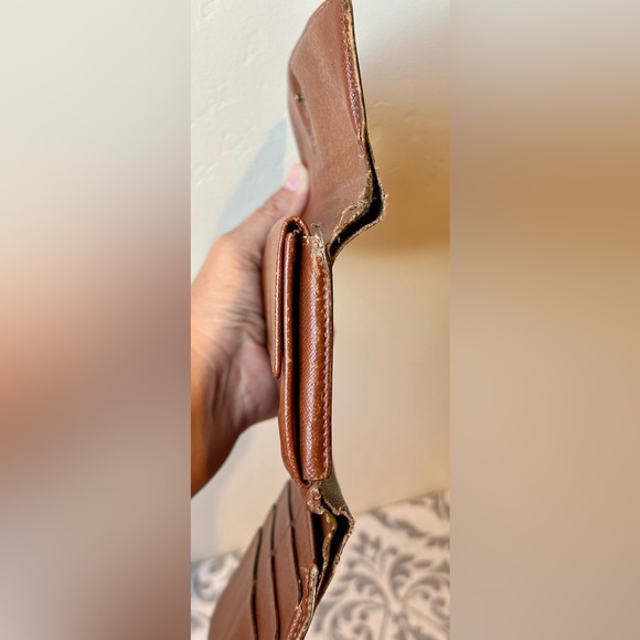 Louis Vuitton Monogram Sarah Wallet - Picture 9 of 12